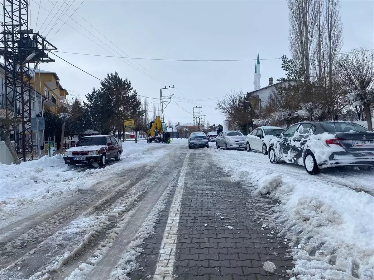 Sivas’ta Çobanlar Kar Yağışında Mahsur Kaldı