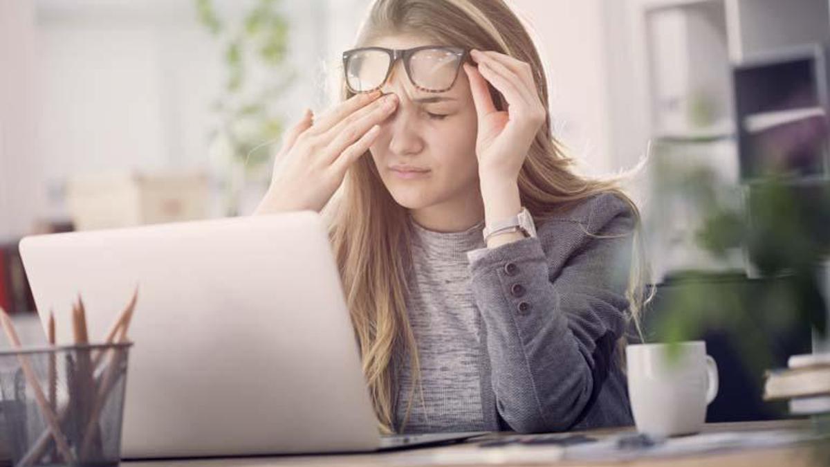 Göz sağlığını bozuyor! Bilgisayar, telefon ve tabletlere dikkat
