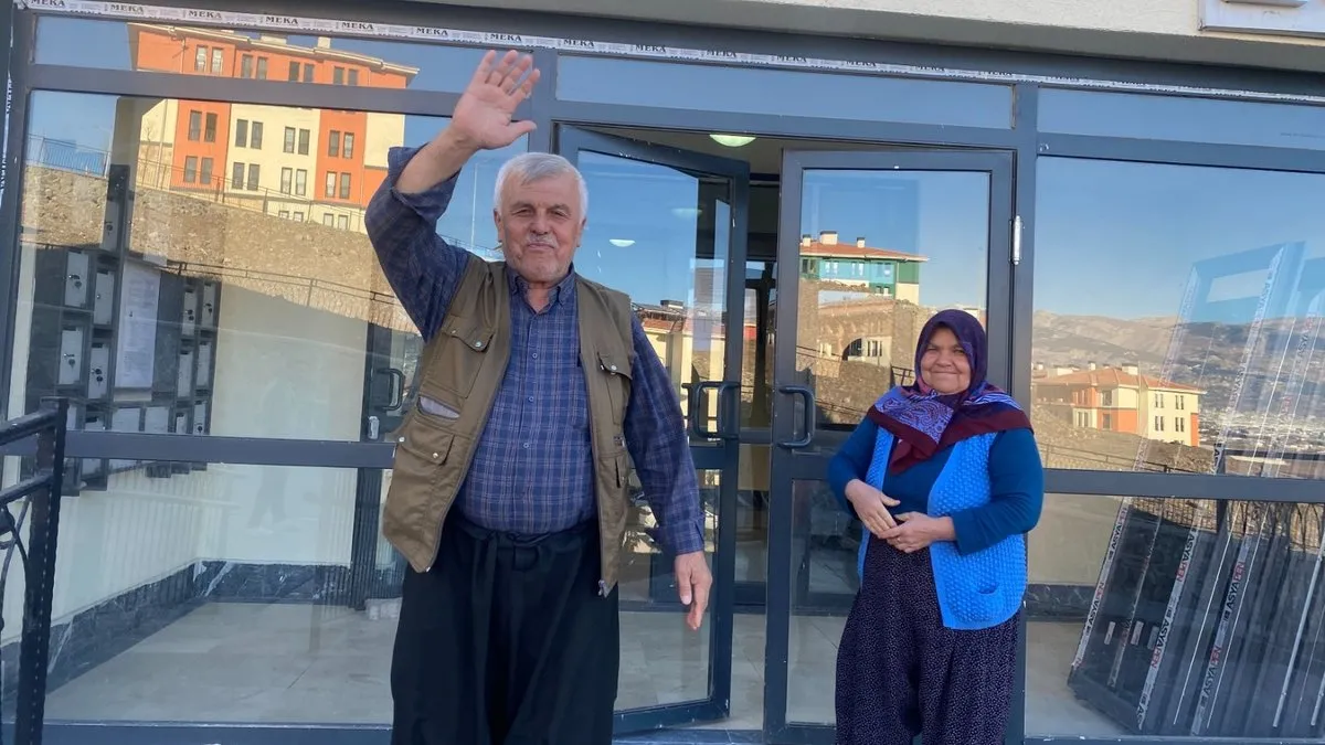 Depremzede çift yeni evlerine kavuştu! “Evimiz saray gibi misafirler bizimkiyle değişelim mi diyor”