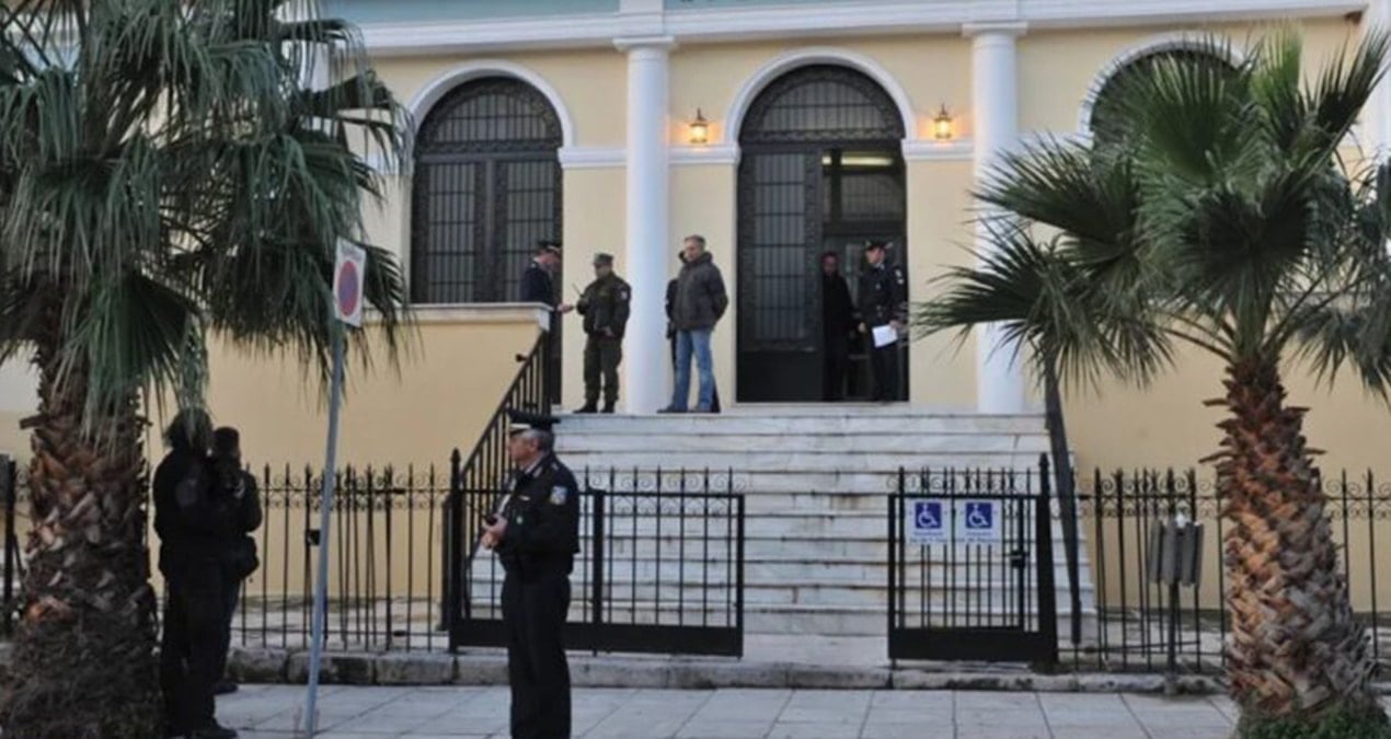 Duruşma devam ederken görevli başını ateş ederek tek kurşunla intihar etti