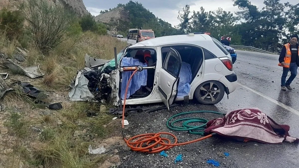 Antalya’da yolcu otobüsüyle otomobil çarpıştı: 2 ölü, 4 yaralı