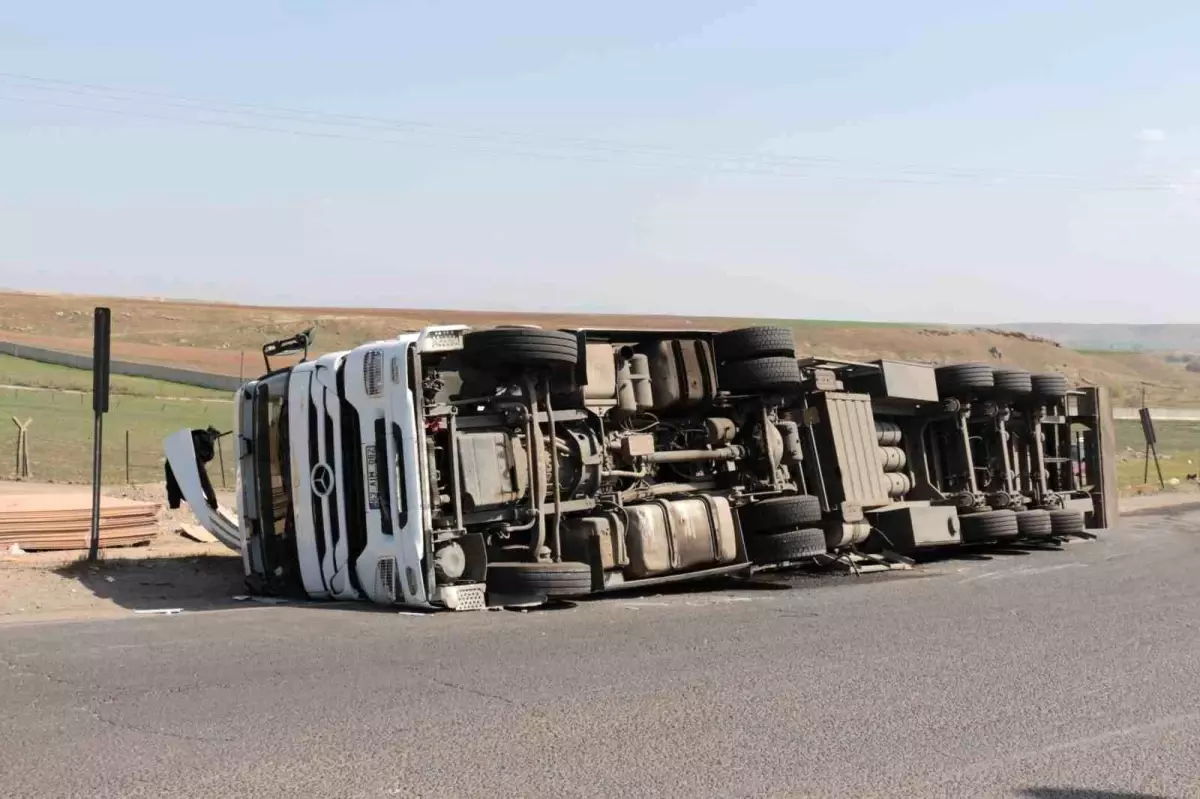Cizre’de Ahşap Yüklü Tır Devrildi