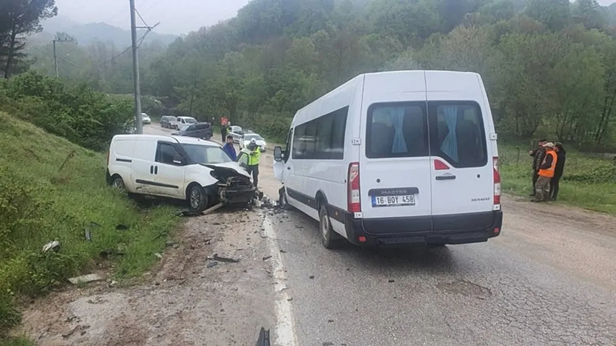 Bursa’da servis minibüsü ile hafif ticari araç çarpıştı: 13 yaralı
