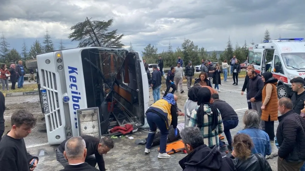 Isparta-Afyonkarahisar karayolunda yolcu midibüsü devrildi